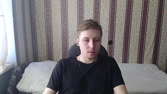 Snapshot of darienlarge chatting on 03.21.25 darienlarge online show from 03.21.25