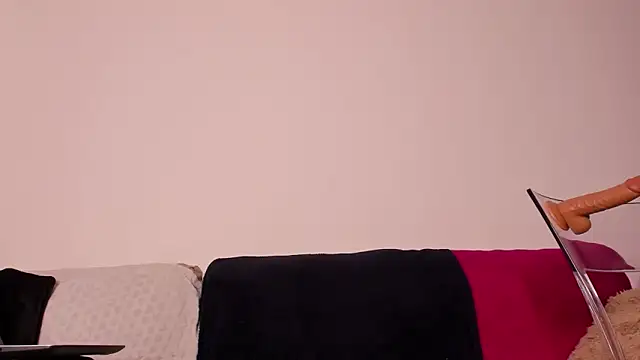 Snapshot of LexxiLow chatting on 03.04.25 LexxiLow online show from 03.04.25