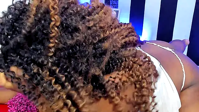 Snapshot of YeminaLeman chatting on 01.19.25 YeminaLeman online show from 01.19.25