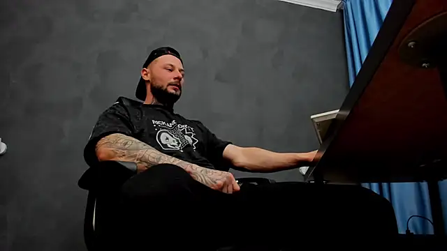 Snapshot of BrianHunts chatting on 03.23.25 BrianHunts online show from 03.23.25