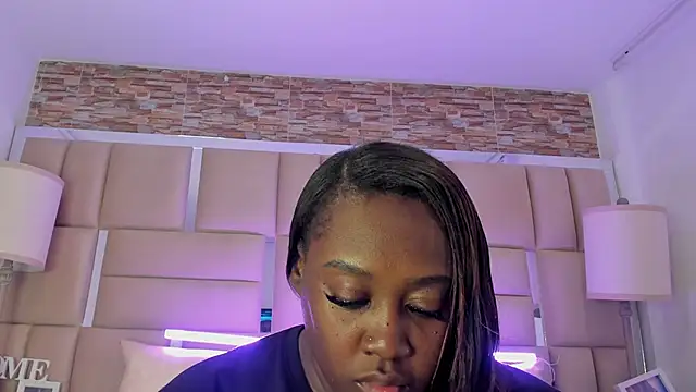 Snapshot of ShaniaBrownn chatting on 09.19.25 ShaniaBrownn online show from 09.19.25