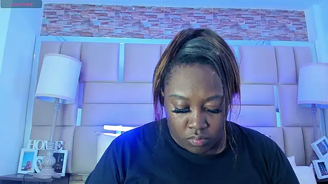 Snapshot of ShaniaBrownn chatting on 10.14.25 ShaniaBrownn online show from 10.14.25