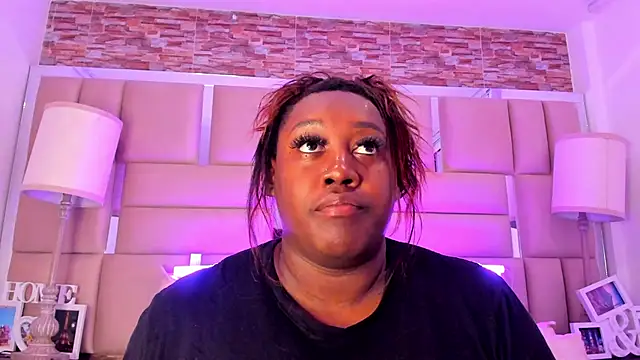Snapshot of ShaniaBrownn chatting on 10.21.25 ShaniaBrownn online show from 10.21.25