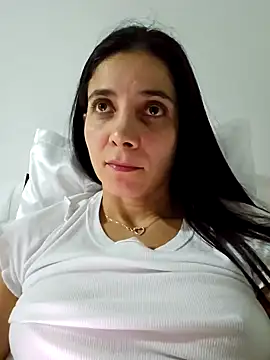 Snapshot of miaeyes chatting on 12.23.24 miaeyes online show from 12.23.24