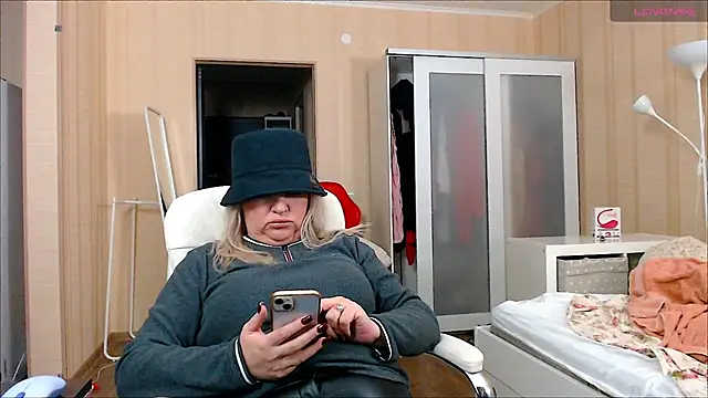 Snapshot of PamHardFuck chatting on 01.25.25 PamHardFuck online show from 01.25.25