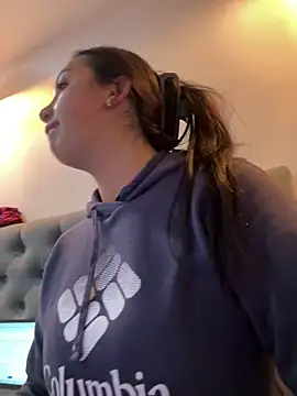 Snapshot of Hannahoff chatting on 02.05.25 Hannahoff online show from 02.05.25