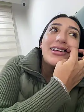 Snapshot of Hannahoff chatting on 02.08.25 Hannahoff online show from 02.08.25