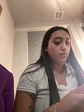 Snapshot of Hannahoff chatting on 03.20.25 Hannahoff online show from 03.20.25