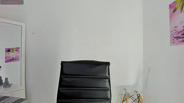 Snapshot of AlmaSean chatting on 02.13.25 AlmaSean online show from 02.13.25