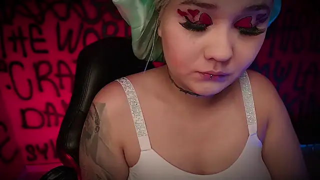 Snapshot of Laura_takint chatting on 02.14.25 Laura takint online show from 02.14.25