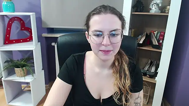 Snapshot of Zoey_Erotic chatting on 03.06.25 Zoey Erotic online show from 03.06.25