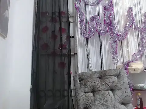 Snapshot of heyline_milf chatting on 12.21.24 heyline milf online show from 12.21.24