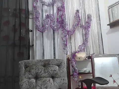 Snapshot of heyline_milf chatting on 12.25.24 heyline milf online show from 12.25.24