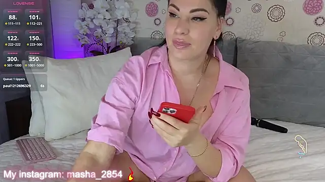 Snapshot of Madelynn chatting on 03.18.25 Madelynn online show from 03.18.25