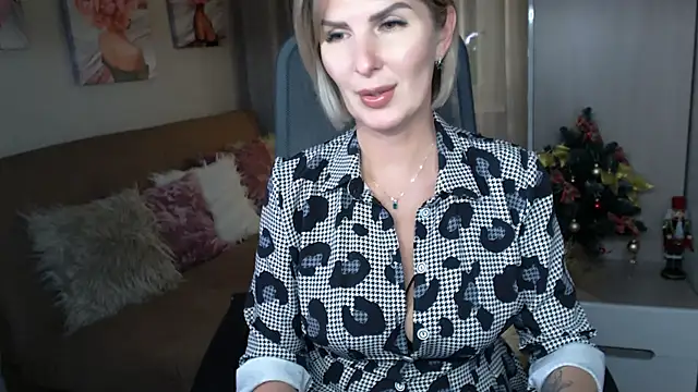 Snapshot of sensualEmilia chatting on 12.17.24 sensualEmilia online show from 12.17.24