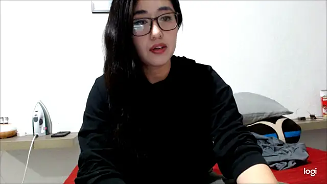 Snapshot of YummymeowW chatting on 12.29.24 YummymeowW online show from 12.29.24