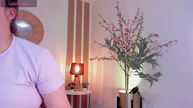 Snapshot of Antonellachic73 chatting on 09.15.25 Antonellachic73 online show from 09.15.25