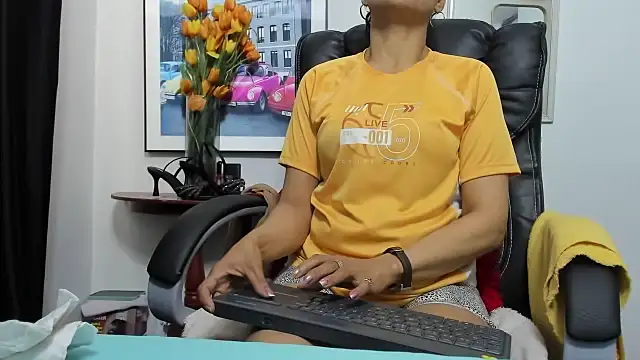 Snapshot of Aries_Mature chatting on 10.05.25 Aries Mature online show from 10.05.25