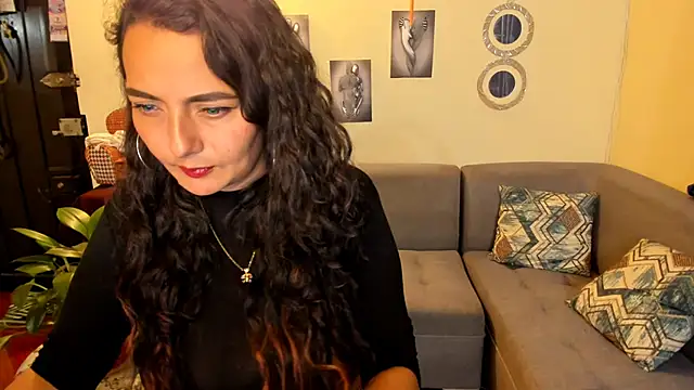 Snapshot of emma_luxy chatting on 02.20.25 emma luxy online show from 02.20.25