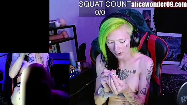 Snapshot of alicewonder09 chatting on 10.29.25 alicewonder09 online show from 10.29.25