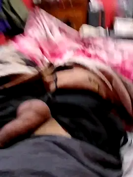 Snapshot of ynose2 chatting on 11.08.25 ynose2 online show from 11.08.25