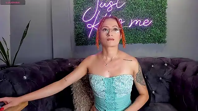 Snapshot of amy_e chatting on 01.11.25 amy e online show from 01.11.25