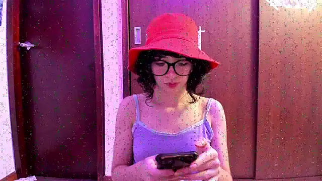 Snapshot of _Lunnaa_ chatting on 10.11.25 Lunnaa online show from 10.11.25