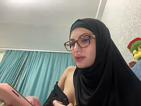 Snapshot of GumusGuray chatting on 12.20.24 GumusGuray online show from 12.20.24