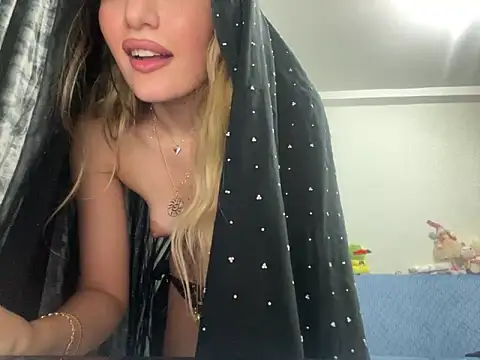 Snapshot of GumusGuray chatting on 12.22.24 GumusGuray online show from 12.22.24