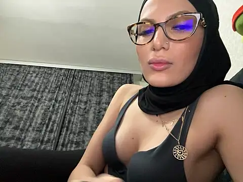 Snapshot of GumusGuray chatting on 03.14.25 GumusGuray online show from 03.14.25