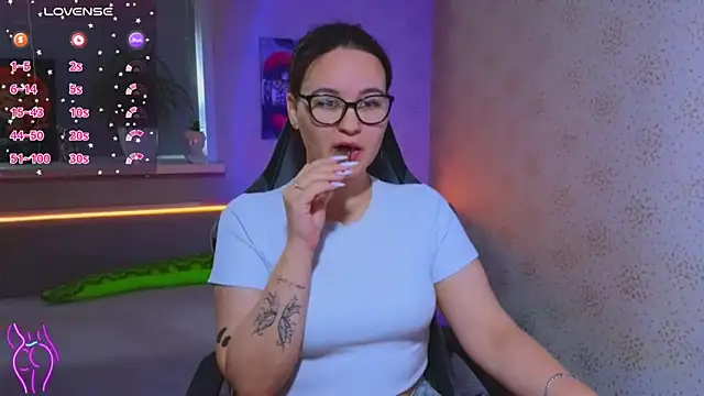 EsterLogan online show from 09.20.25