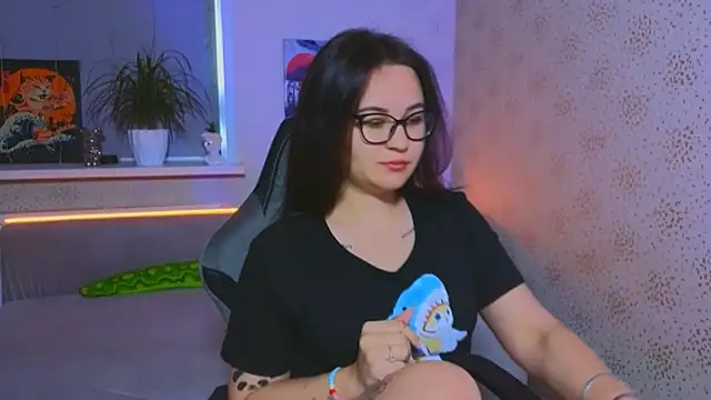 EsterLogan online show from 10.12.25