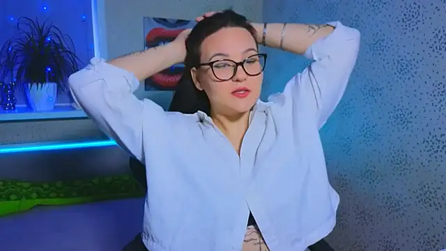 EsterLogan online show from 11.21.25