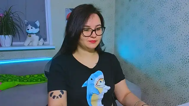 EsterLogan online show from 12.05.25