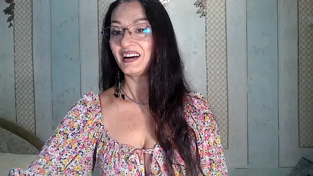 Snapshot of Antralyn chatting on 09.27.25 Antralyn online show from 09.27.25