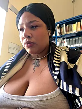 Snapshot of IamSashaLuv chatting on 09.30.25 IamSashaLuv online show from 09.30.25