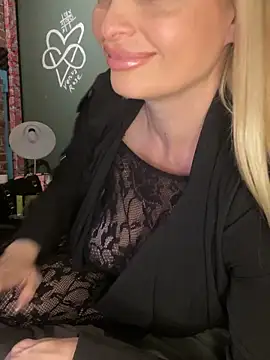 Snapshot of Lisavontease chatting on 09.20.25 Lisavontease online show from 09.20.25