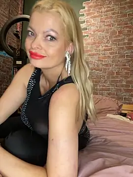 Snapshot of Lisavontease chatting on 10.26.25 Lisavontease online show from 10.26.25