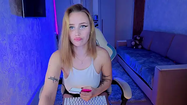 Snapshot of litlle_pie chatting on 10.31.25 litlle pie online show from 10.31.25