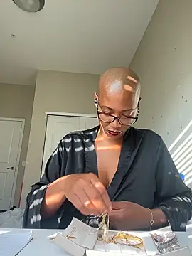 Snapshot of HoneyDripHer chatting on 11.05.25 HoneyDripHer online show from 11.05.25