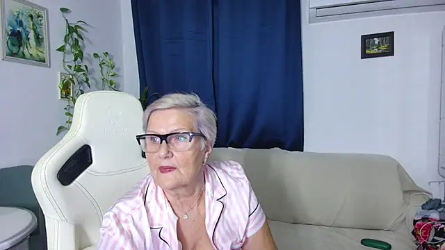 Snapshot of Selenna57 chatting on 11.27.25 Selenna57 online show from 11.27.25