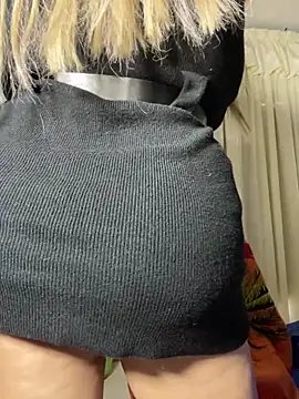 Snapshot of scarlett_sexx69 chatting on 10.27.25 scarlett sexx69 online show from 10.27.25