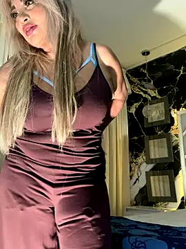 Snapshot of scarlett_sexx69 chatting on 11.22.25 scarlett sexx69 online show from 11.22.25