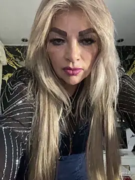 Snapshot of scarlett_sexx69 chatting on 11.25.25 scarlett sexx69 online show from 11.25.25