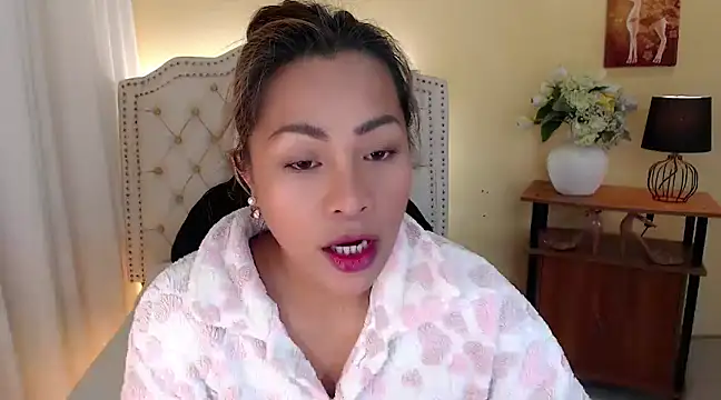 Snapshot of DreamLADYBOY chatting on 02.16.25 DreamLADYBOY online show from 02.16.25