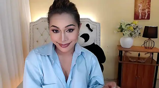 Snapshot of DreamLADYBOY chatting on 03.16.25 DreamLADYBOY online show from 03.16.25