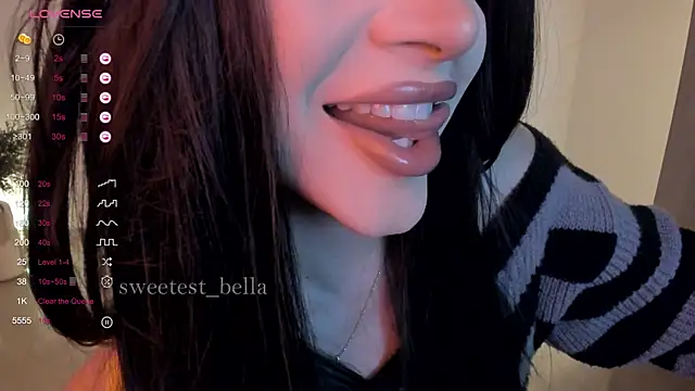 Snapshot of sweetest_bella chatting on 10.11.25 sweetest bella online show from 10.11.25