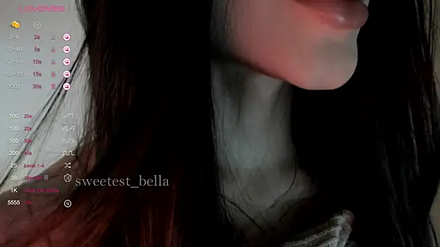 Snapshot of sweetest_bella chatting on 10.12.25 sweetest bella online show from 10.12.25