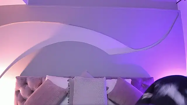 Nicolle W online show from 02.07.25