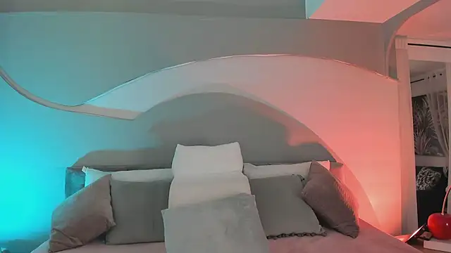 Nicolle W online show from 09.18.25